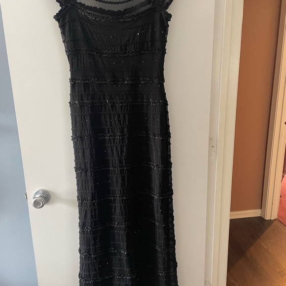 Elegant Tadashi Black formal Evening Dress - Picture 4 of 6